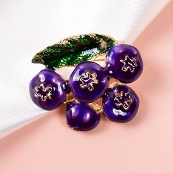 MACY'S Blueberry pin gold tone - Picture 1 of 1